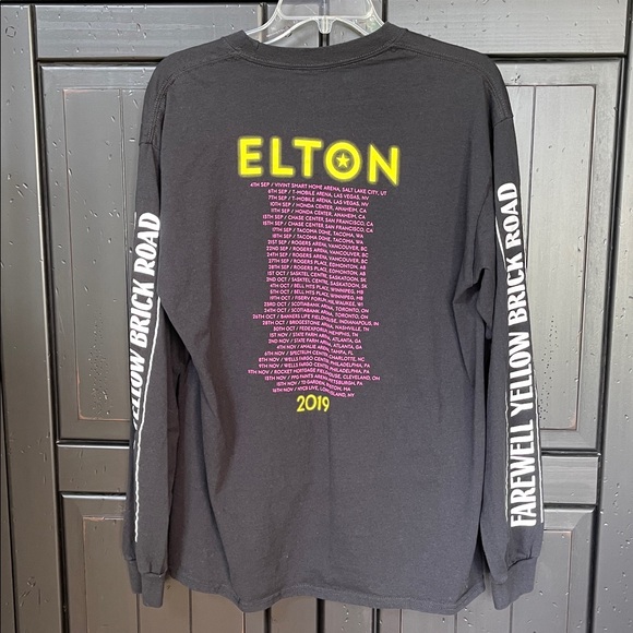 Elton John Farwell Yellow Brick Road concert T-Shirt
Men’s size Large - Picture 2 of 5